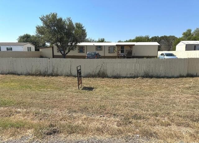 4-bedroom rental at 240 Lakeview in Pleasanton, TX — photo 3