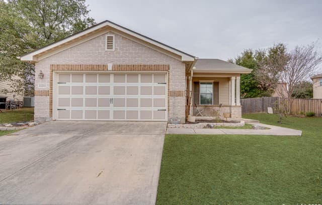 3-bedroom rental at 11211 Dublin Ct in San Antonio, TX — photo 2