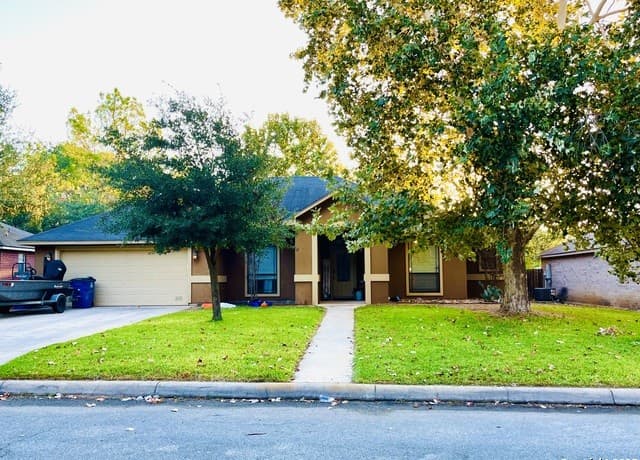 3-bedroom rental at 625 Oakhaven Rd in Pleasanton, TX — photo 1