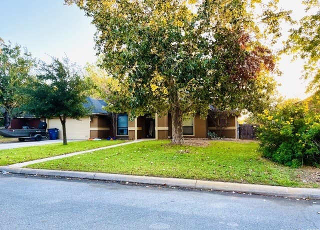 3-bedroom rental at 625 Oakhaven Rd in Pleasanton, TX — photo 2