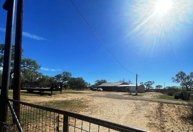 3-bedroom rental at 11612 Loop 107 in Adkins, TX — photo 2