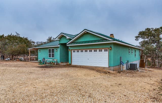 3-bedroom rental at 285 Cr 2471 in Hondo, TX — photo 1