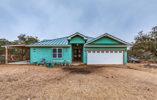 3-bedroom rental at 285 Cr 2471 in Hondo, TX — photo 2