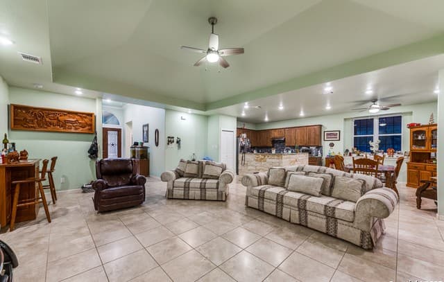 3-bedroom rental at 285 Cr 2471 in Hondo, TX — photo 4