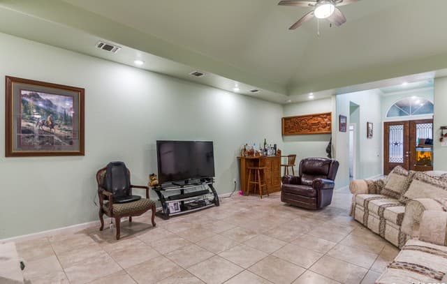 3-bedroom rental at 285 Cr 2471 in Hondo, TX — photo 5