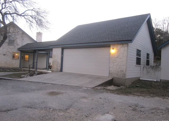 4-bedroom rental at 1100 Madrona Ridge Dr. in Bandera, TX — photo 4
