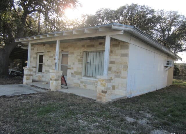 3-bedroom rental at 9303 S Hwy 173 in Bandera, TX — photo 2
