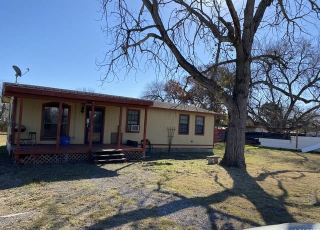 3-bedroom rental at 1506 Hough in Adkins, TX — photo 2