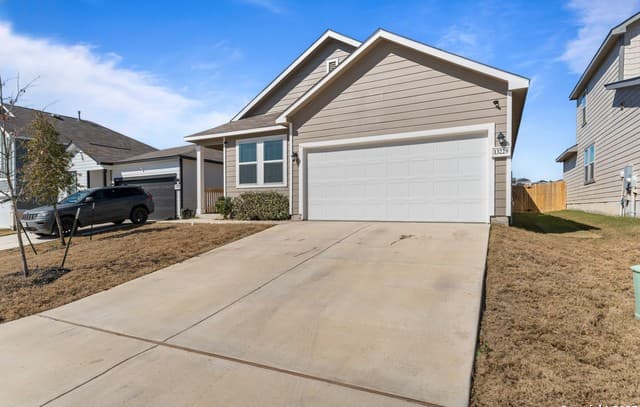 4-bedroom rental at 13229 Hagerd Loop in St Hedwig, TX — photo 4