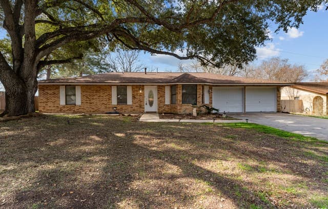 4-bedroom rental at 214 Indian Pink Dr in Floresville, TX — photo 1
