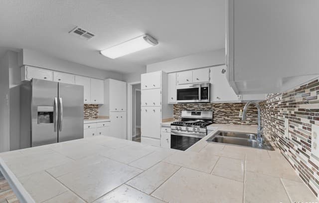 4-bedroom rental at 214 Indian Pink Dr in Floresville, TX — photo 5