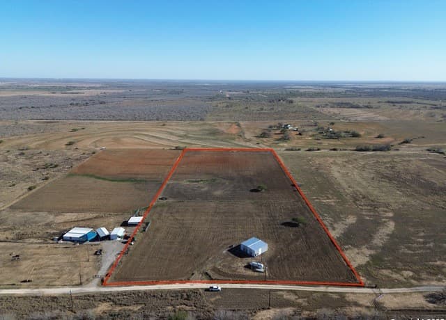 rental at 737 Joy Ln in Floresville, TX — photo 4