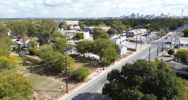 rental at 2525 Guadalupe St in San Antonio, TX — photo 1