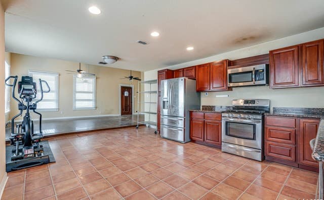 3-bedroom rental at 127 Vance St in San Antonio, TX — photo 5