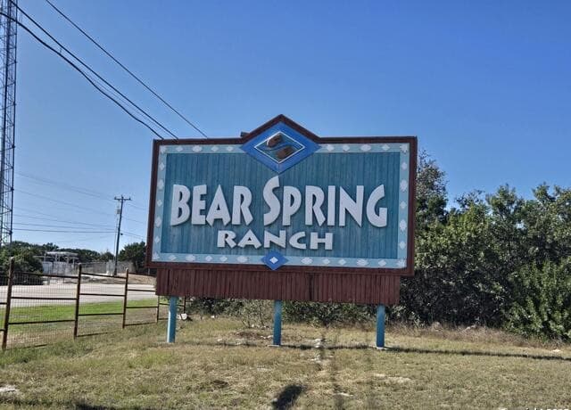 rental at 457 County Road 2767 in Mico, TX — photo 1