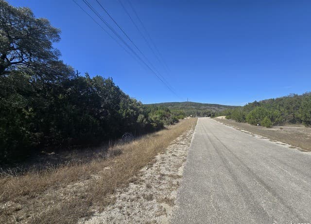 rental at 457 County Road 2767 in Mico, TX — photo 3