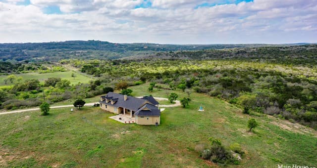 4-bedroom rental at 208 Private Road 378 in Rio Medina, TX — photo 2