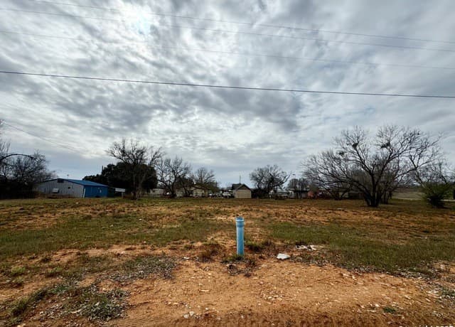 rental at TBD 4th St - Lot 14 in Moore, TX — photo 3