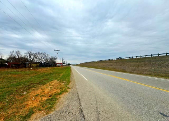 rental at TBD 4th St - Lot 14 in Moore, TX — photo 5