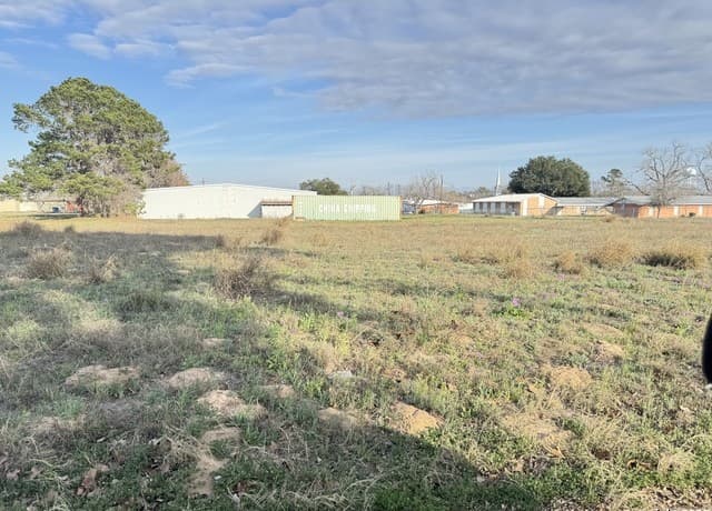 rental at 000 School ST. in Pleasanton, TX — photo 2