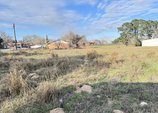 rental at 000 School ST. in Pleasanton, TX — photo 3