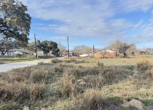 rental at 000 School ST. in Pleasanton, TX — photo 4