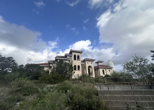 6-bedroom home for sale at 0 County Road 2720 & Cr 2721 in Mico TX