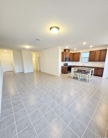 5-bedroom rental at 10643 W Military Unit UNIT 37 in San Antonio, TX — photo 2