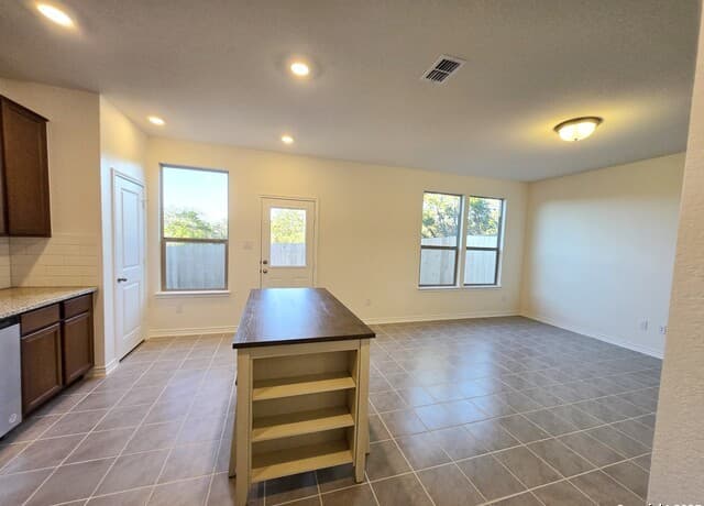 5-bedroom rental at 10643 W Military Unit UNIT 37 in San Antonio, TX — photo 3