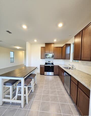 5-bedroom rental at 10643 W Military Unit UNIT 37 in San Antonio, TX — photo 4