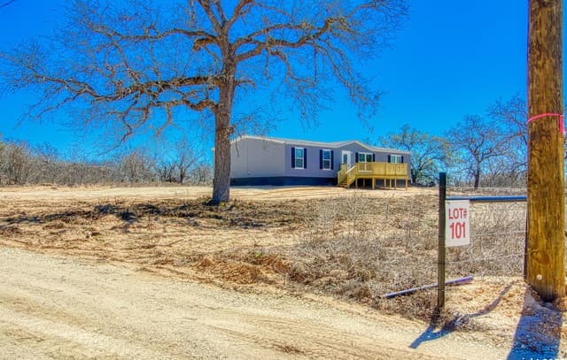 3-bedroom rental at 418 PR Sunset Vista Dr in Somerset, TX — photo 4