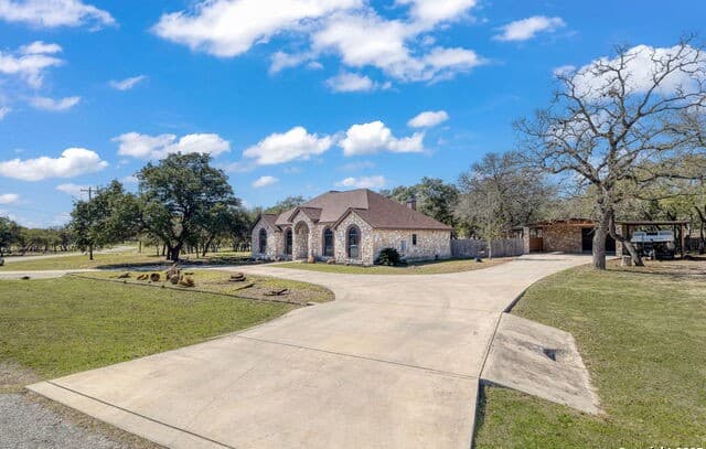 4-bedroom rental at 229 Legacy Trail Dr in La Vernia, TX — photo 3