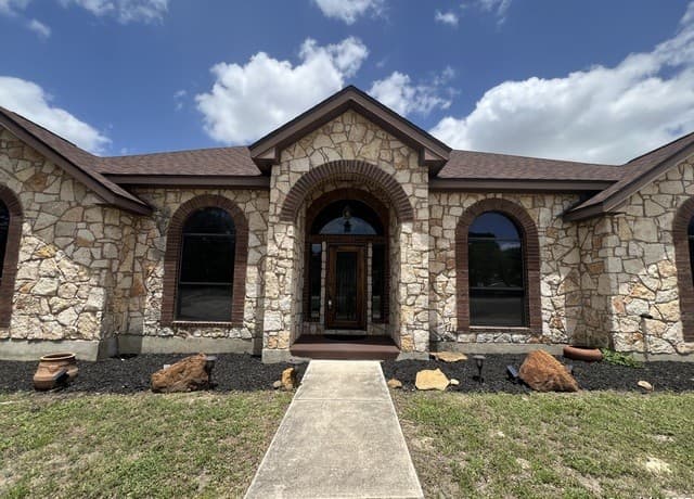 4-bedroom rental at 229 Legacy Trail Dr in La Vernia, TX — photo 4