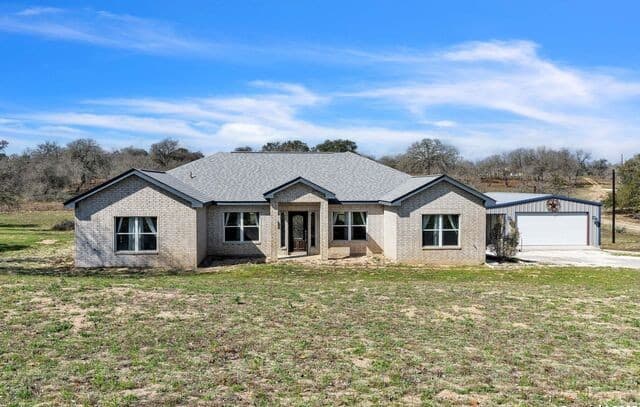 3-bedroom rental at 254 Broken Arrow in Floresville, TX — photo 2