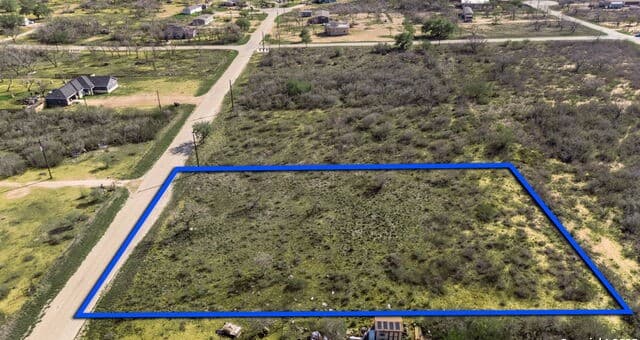 rental at 167 County Road 2665 in Moore, TX — photo 2