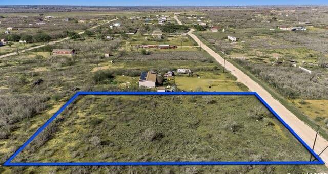 rental at 167 County Road 2665 in Moore, TX — photo 3