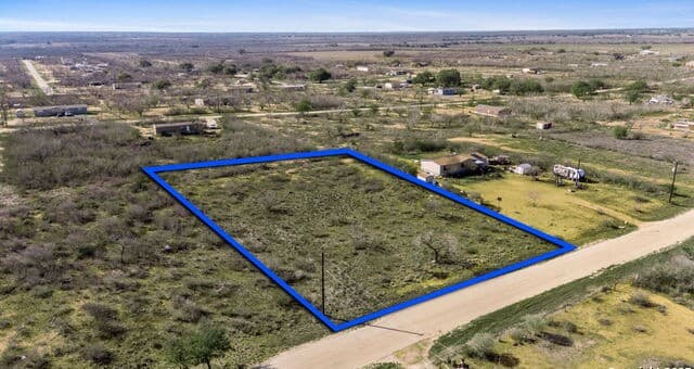 rental at 167 County Road 2665 in Moore, TX — photo 4