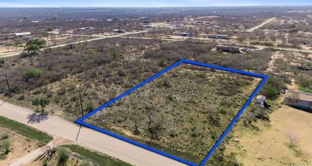 rental at 167 County Road 2665 in Moore, TX — photo 5