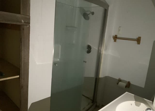 4-bedroom rental at 309 E 3rd Street in Nixon, TX — photo 4