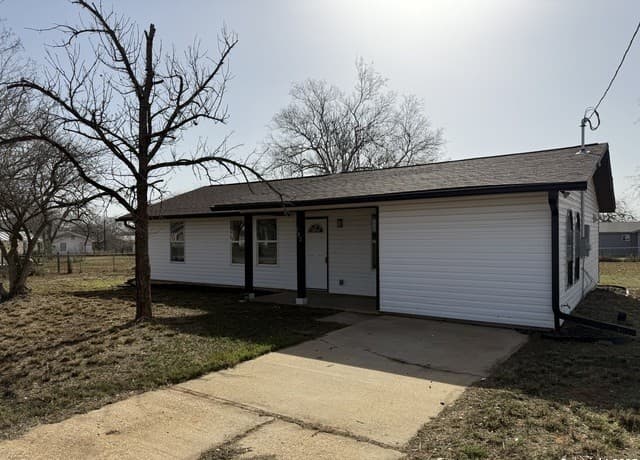 3-bedroom rental at 702 Orange in Jourdanton, TX — photo 3