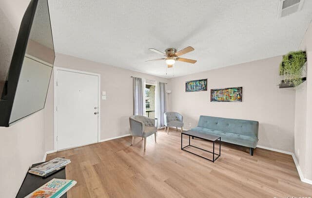 3-bedroom rental at 6706 Red Blf in San Antonio, TX — photo 4