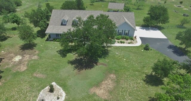 4-bedroom rental at 106 Abierto Cove Dr in Blanco, TX — photo 2
