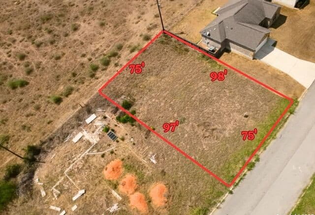 rental at 152 N 1st ST in Floresville, TX — photo 2