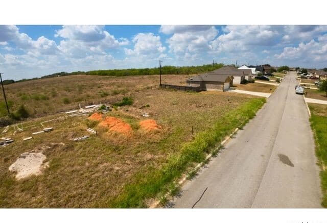 rental at 152 N 1st ST in Floresville, TX — photo 4
