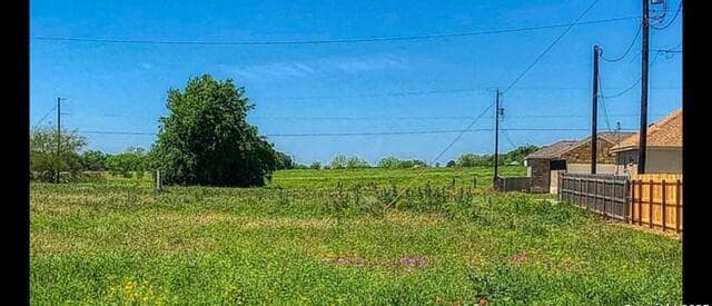 rental at 160 N 1st ST in Floresville, TX — photo 1