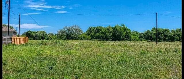 rental at 160 N 1st ST in Floresville, TX — photo 2