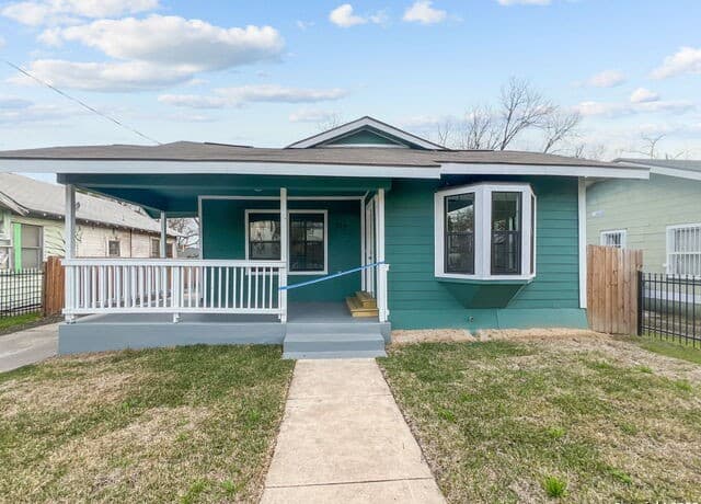 3-bedroom rental at 214 Preston Avenue in San Antonio, TX — photo 1