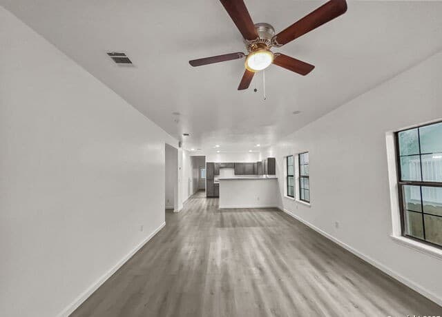 3-bedroom rental at 214 Preston Avenue in San Antonio, TX — photo 5
