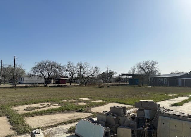 rental at 98 S Edwards in Charlotte, TX — photo 2