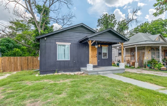 3-bedroom rental at 614 Delmar St in San Antonio, TX — photo 2